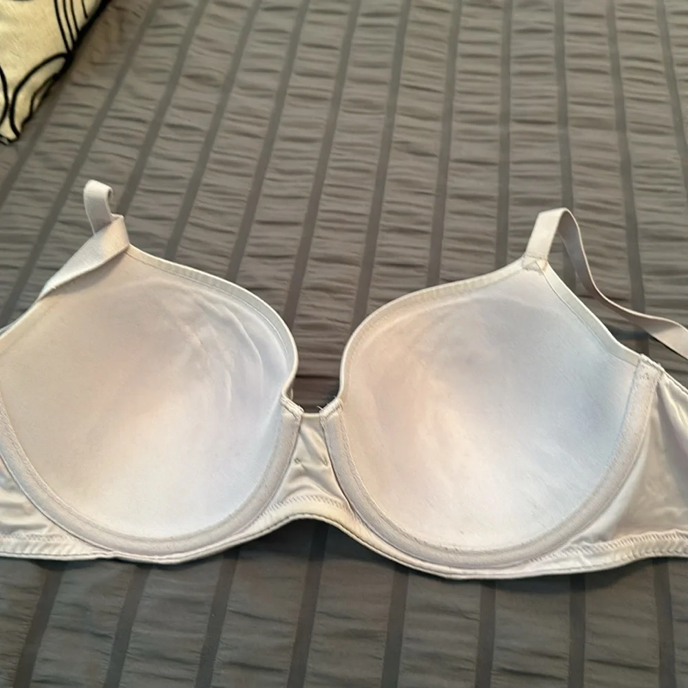 Victoria secret gray bra. - Picture 2 of 6
